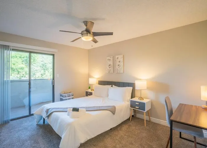 Walk To Old Town Gym Pool Wd Pkg Balcony *